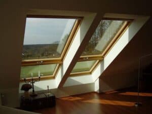 Kleinere Dachfenster sind eine günstige Möglichkeit Licht in den Dachraum zu lassen.