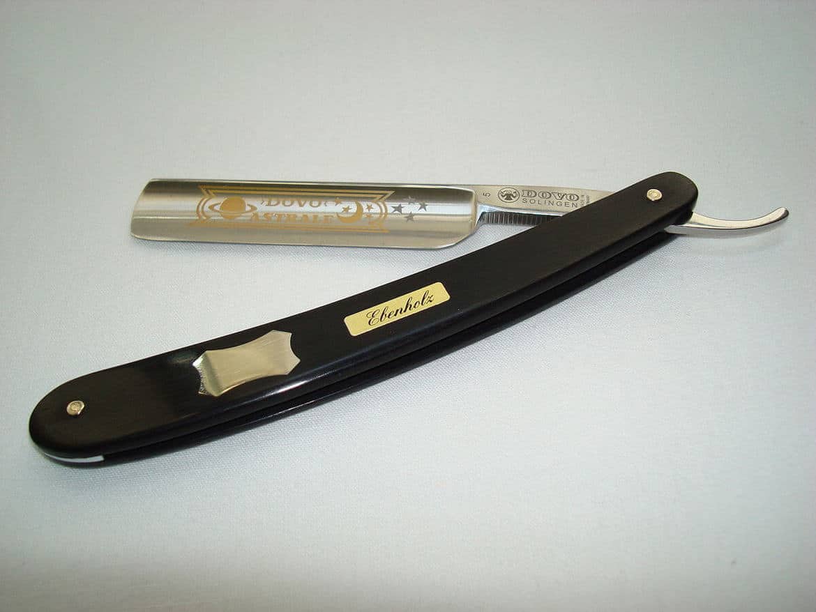Ein edles Rasiermesser aus pechschwarzem Ebenholz