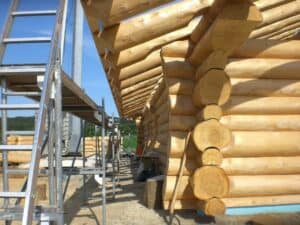 Ein wunderschönes Blockhaus. Massive Holzbalken machen den rustikalen Stil perfekt.