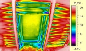 Das Infrarotbild zeigt deutlich die kälteren Stellen an denen Außenluft eintritt. Diese Methode kann nur angewandt werden wenn die Außenluft kälter ist als die Raumluft.