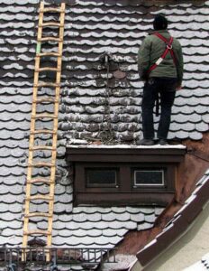 Überlasse die Arbeit der Dachreinigung und Beschichtung einem Fachmann. Achte auch auf die richtige Wetterlage, damit das Dach schnell trocknen kann.