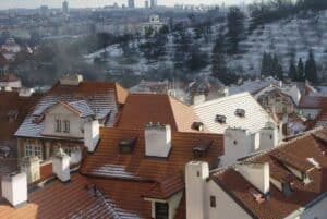 Wieviel Schnee auf den Hausdächern liegt sagt viel über die Dachdämmung aus.