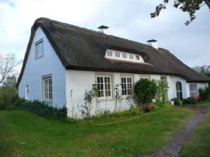 Ein restauriertes Bauernhaus mit ansprechendem Reetdach.