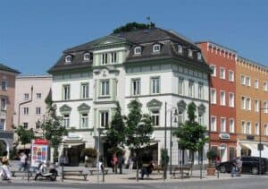 Historisches Gebäude an einem Marktplatz