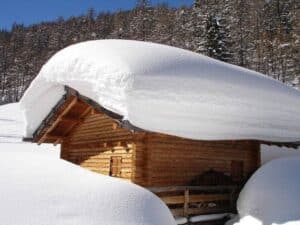 Ein gut gebautes flaches Satteldach kann große Schneemassen tragen, ohne dass Lawinengefahr besteht