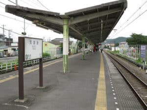 Ein Schmetterlingsdach an einem Bahnsteig. Hier ist es sehr sinnvoll, da Pfosten im Bereich des Einstiegs stören würden.