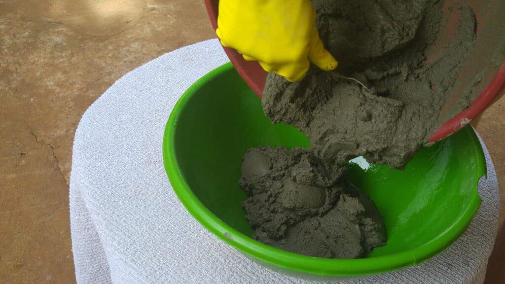 Die Betonmasse in die äußere Schale geben