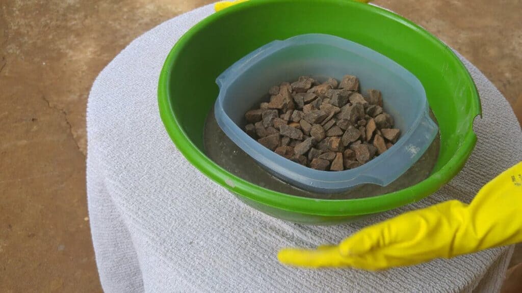 Den Beton rütteln indem du von außen gegen die Schale schlägst.