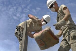 Arbeiter mit einem Zementsack auf der Baustelle