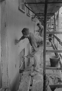 Handwerker beim Verputzen einer Außenwand.