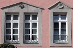 Die Verputzarbeiten direkt um Fenster und Türen sind immer aufwendige Handarbeit.