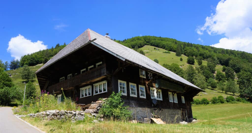 Typisches Schwarzwaldhaus mit schützendem Walm über dem Balkon