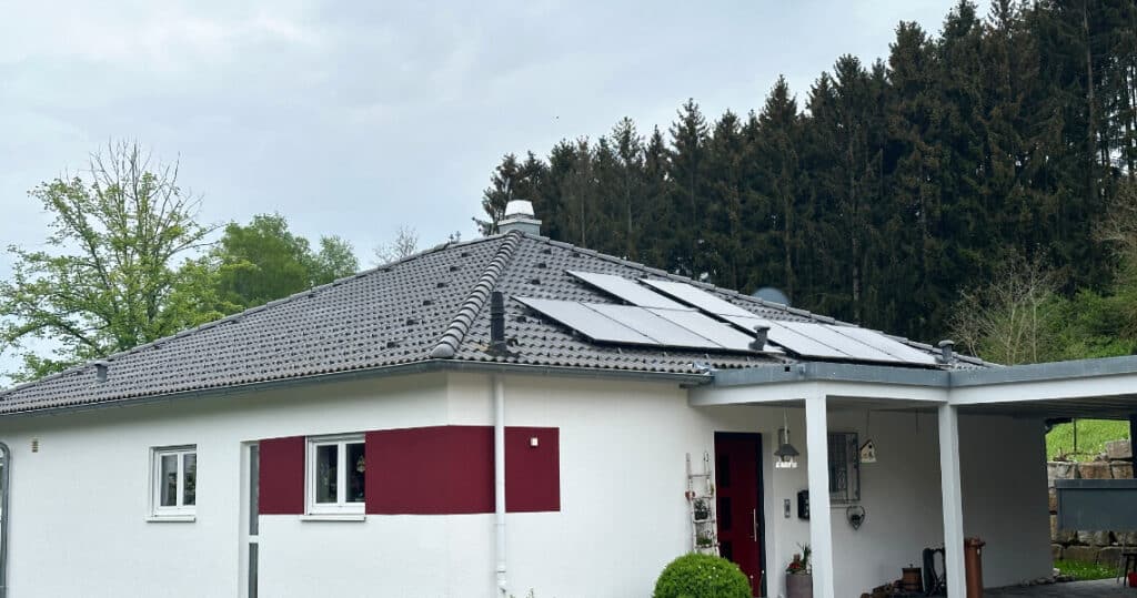 Solartechnik auf einem Haus mit Vollwalm