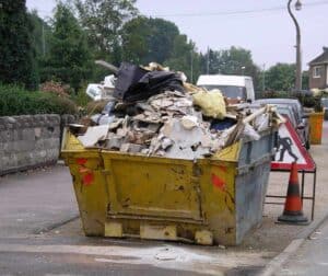 überfüllter-container-baumischabfall